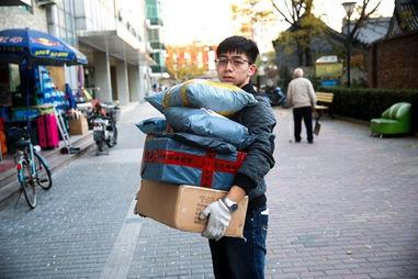 快递员图片,穿梭于城市脉络的快递英雄